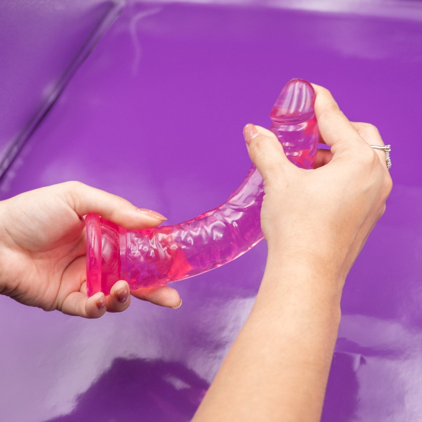 Dildo Realista Translúcido – 21 cm, Flexible y con Base de Succión