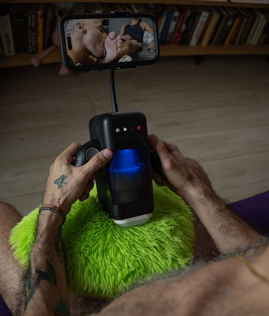 Masturbador Masculino Inteligente con Calentador Interno y Soporte para Móvil – Estimulación Inmersiva